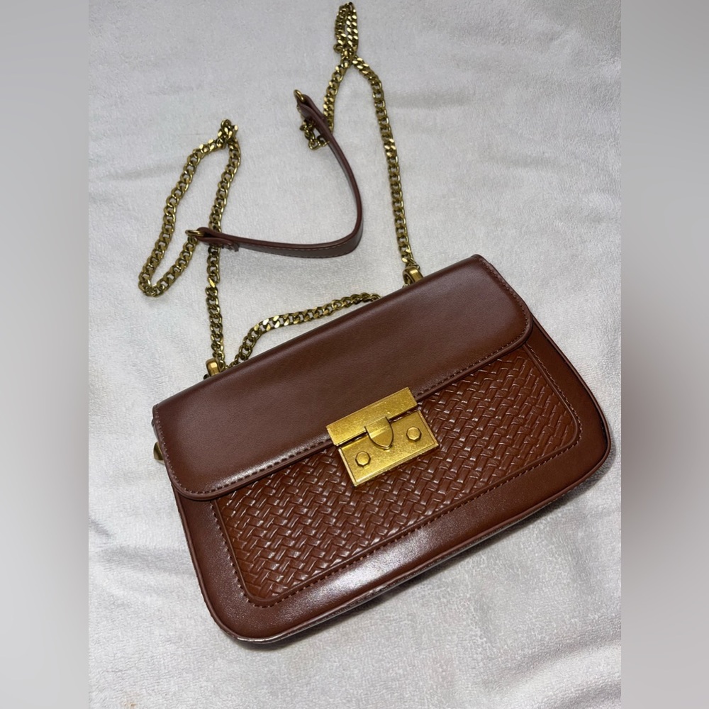 A beautiful crossbody brown purse, in good condition as well